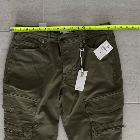 NWT - Good American - Olive Cargo Women Jeans, size 4 but fit larger (6). - Picture 6 of 7